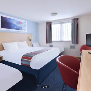 Travelodge Airport Отель